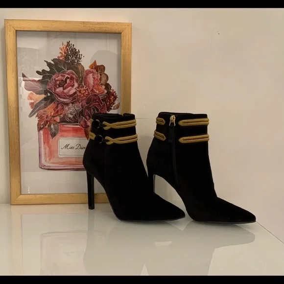 Nine West Pointy Toe Victorian Style Booties Suede Ankle Boots Size 5.5M - Picture 2 of 7